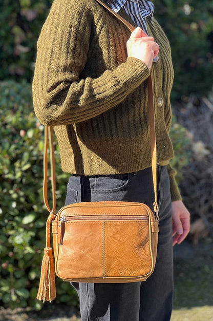   3 pockets, crossbody or shoulder bag.