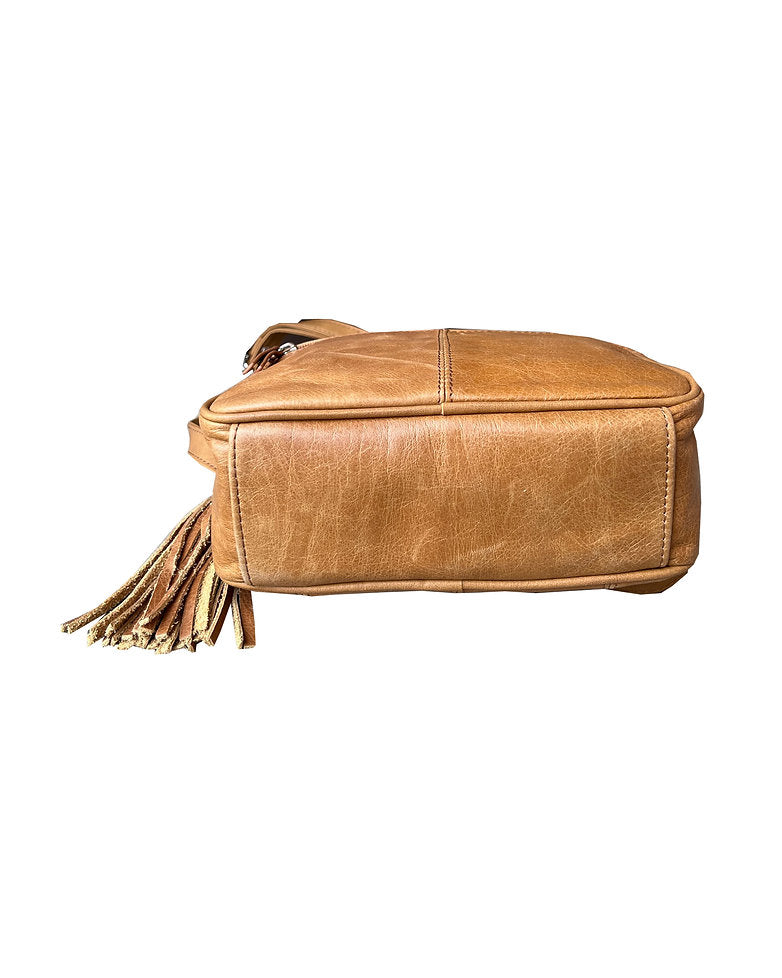   3 pockets, crossbody or shoulder bag.